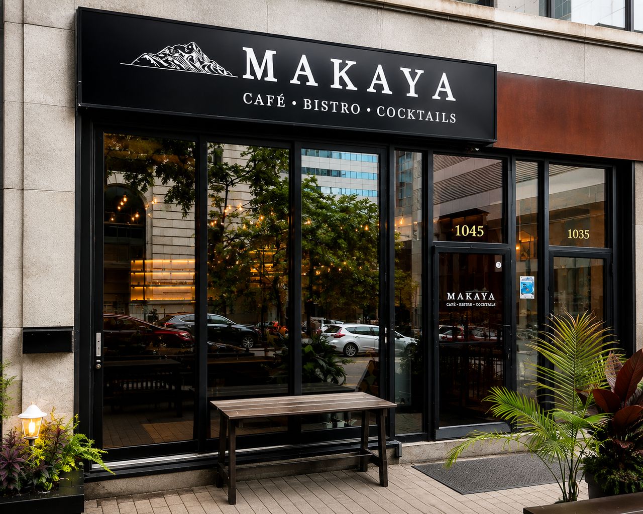 La façade du bistro Makaya au 1045 Côte du Beaver Hall, enseigne noire, montagne dessinée, banc de bois devant les vitrines